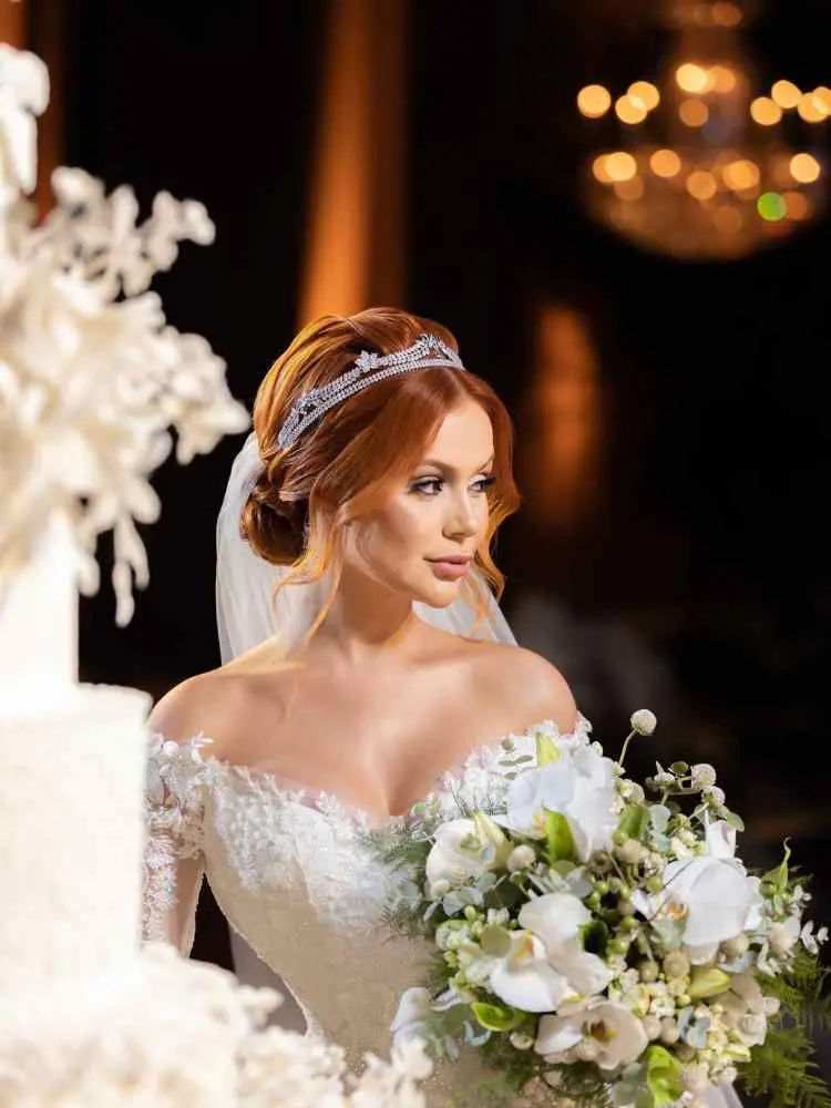 Penteado e maquiagem de Mirela em seu casamento no mês de maio de 2023, o mês das noivas