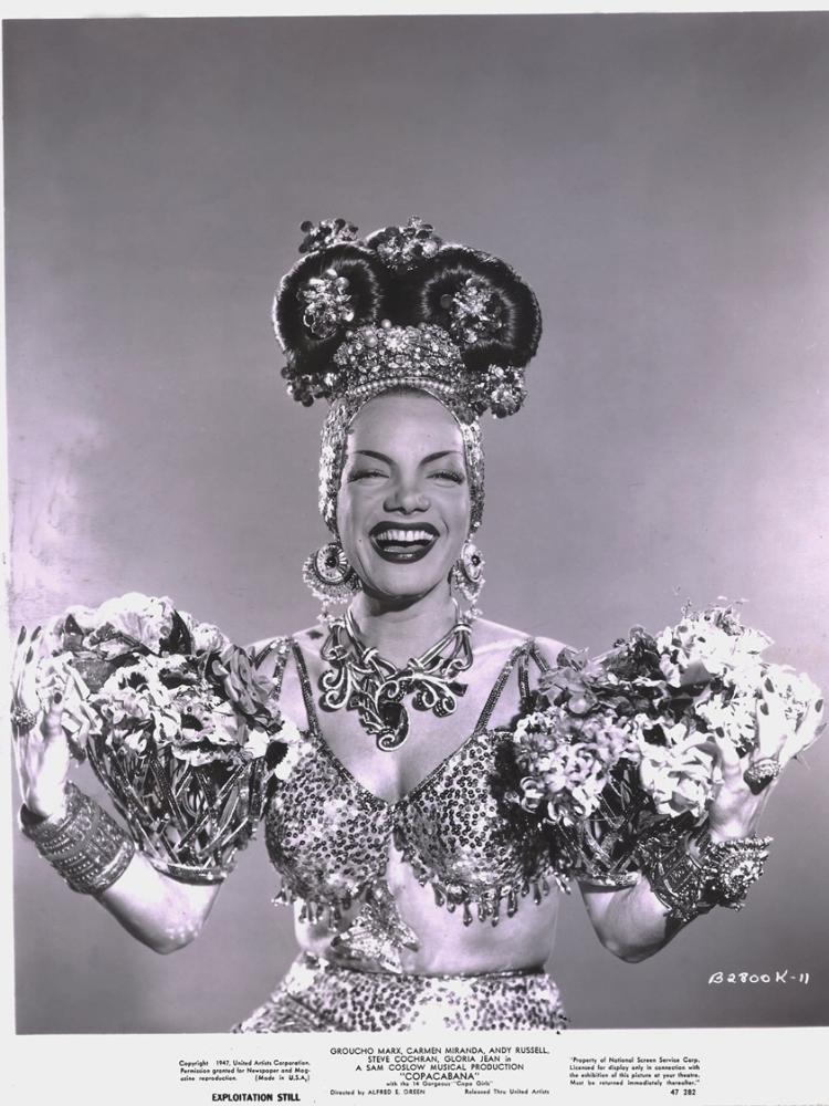 Foto em preto e branco de Carmen Miranda em trajes bufantes e característicos