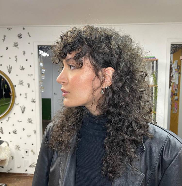 Menina com corte de cabelo mulletm cabelo cacheado