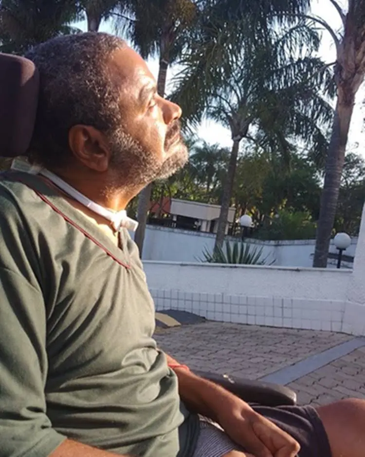 Cantor Arlindo Cruz hoje, após o AVC, na cadeira de rodas