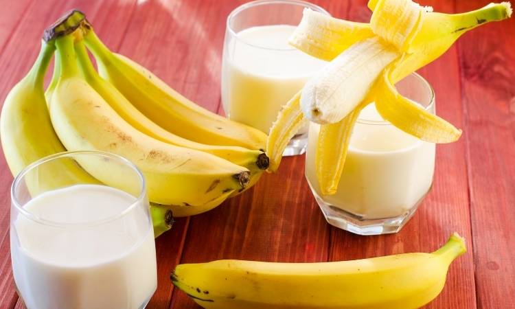 Copos com leite e banana.