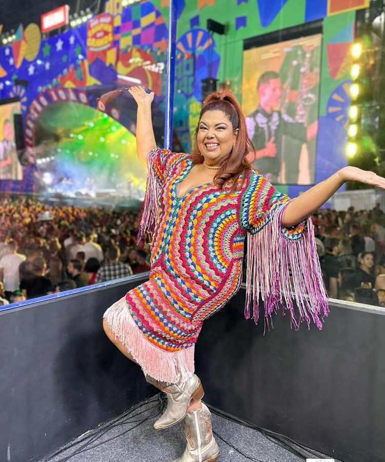 Atriz Fabiana Karla com look junino no São João da Thay em 2023: vestido de fitas trançadas + bota 
