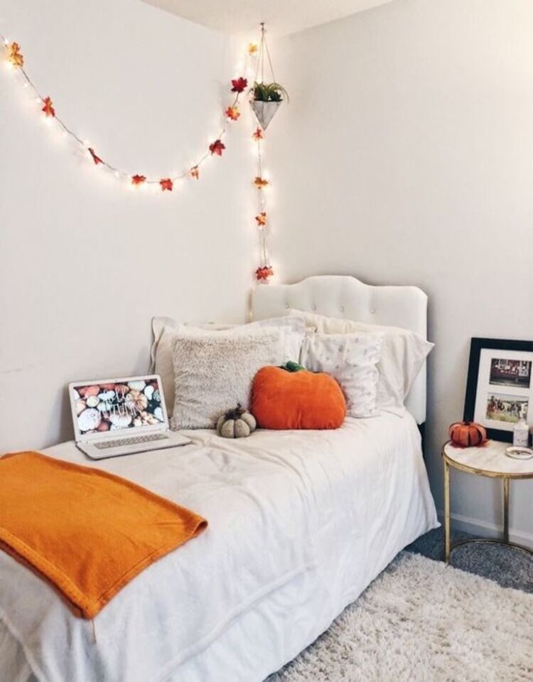 Quarto de solteiro com almofadas de abóboras para o Halloween