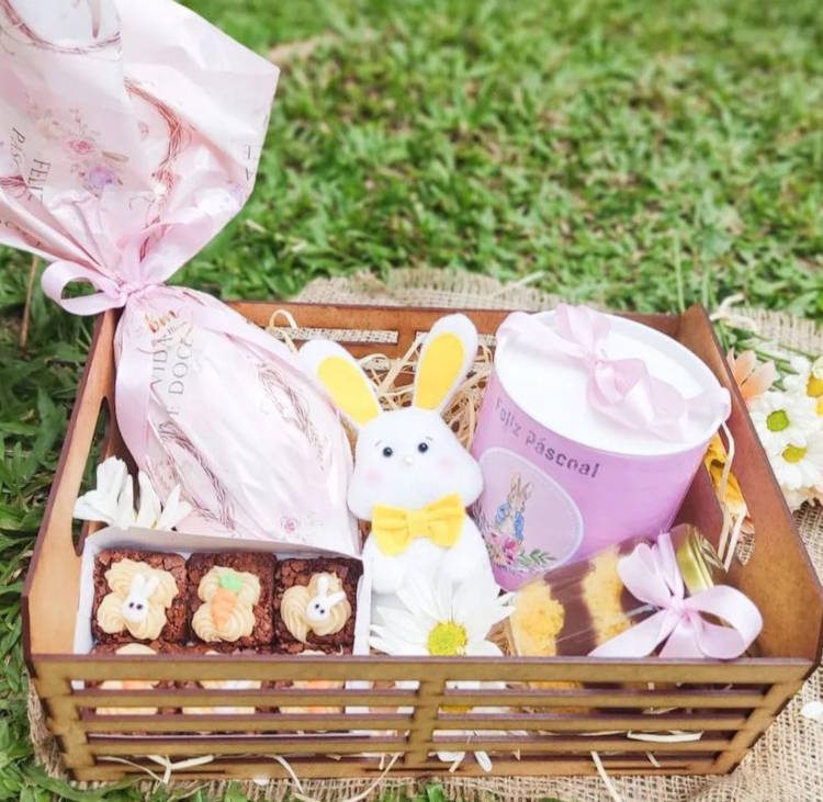 Cesta de Páscoa  com doces artesaianais, como ovos e brownie