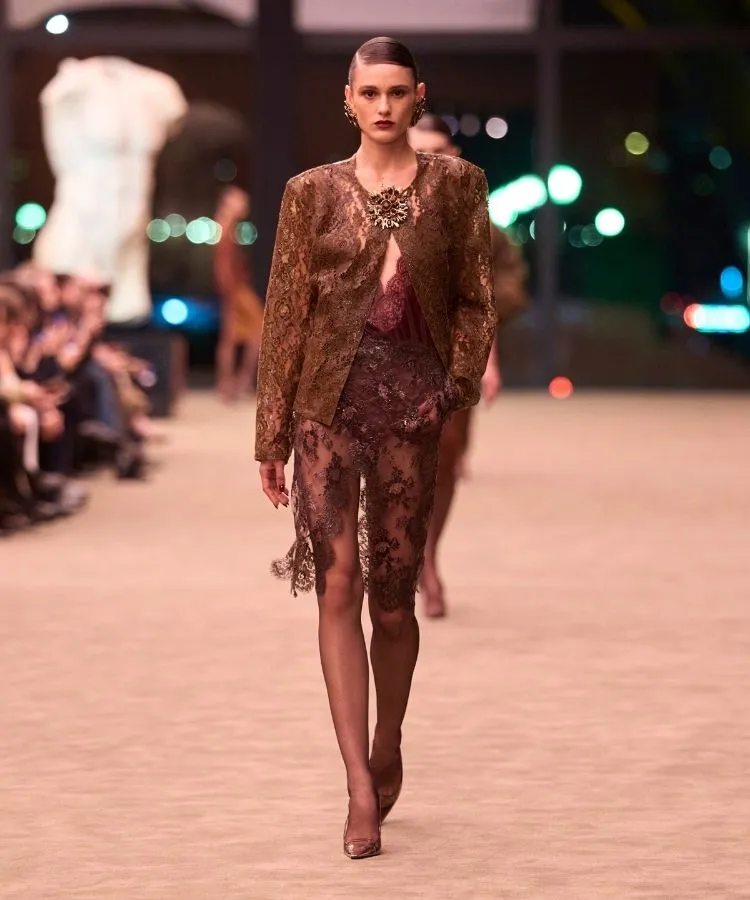 Foto de modelo na passarela usando peças de renda, uma das tendências da Semana de Moda de Paris Outono Inverno 2026