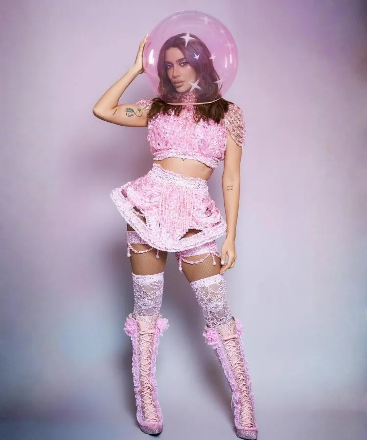 Foto de Anitta usando fantasia que representa o signo de Aquário