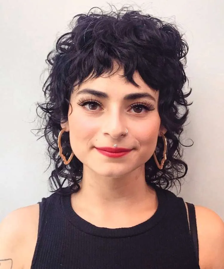 Corte repicado pixie ondulado preto com franja curtinha
