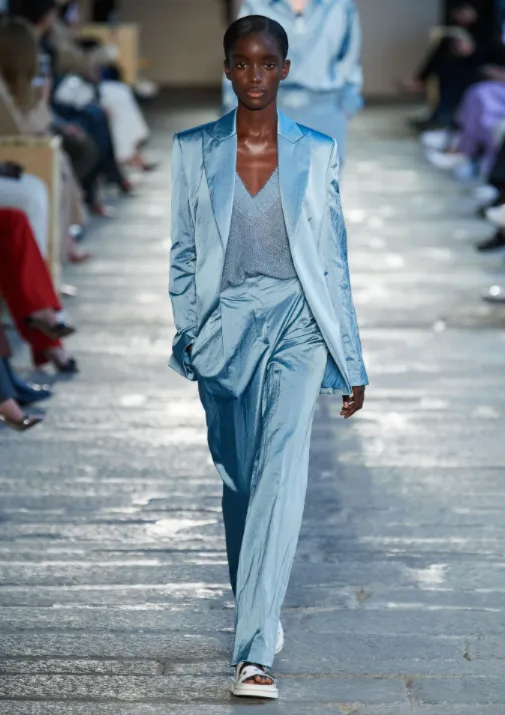 Looks monocromáticos: terninho e regata Boss