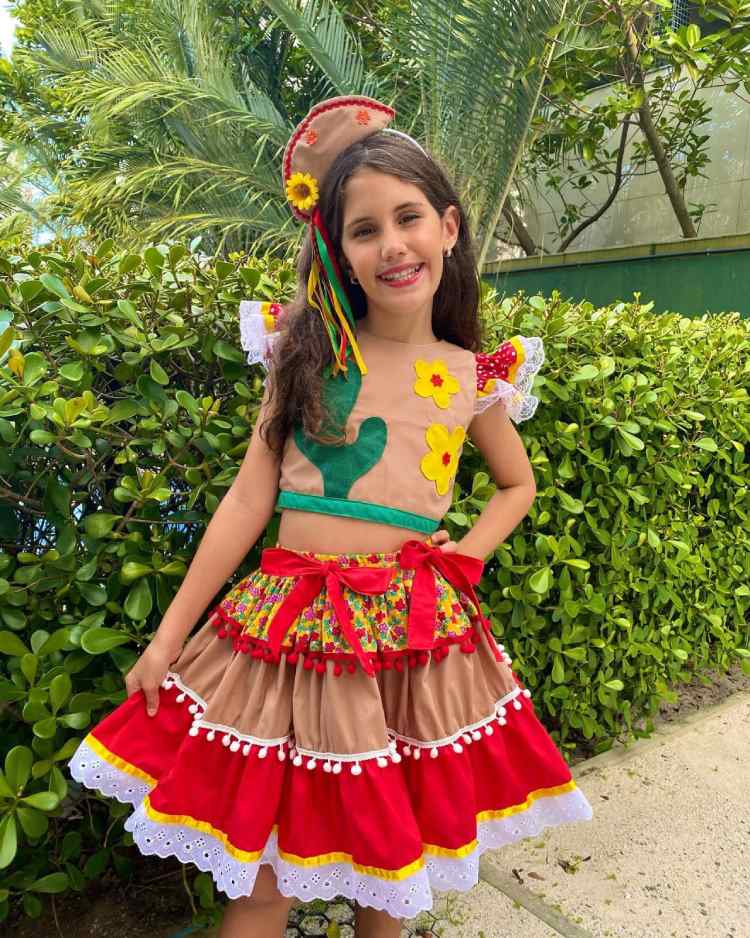 menina vestida com vestido de festa junina colorido