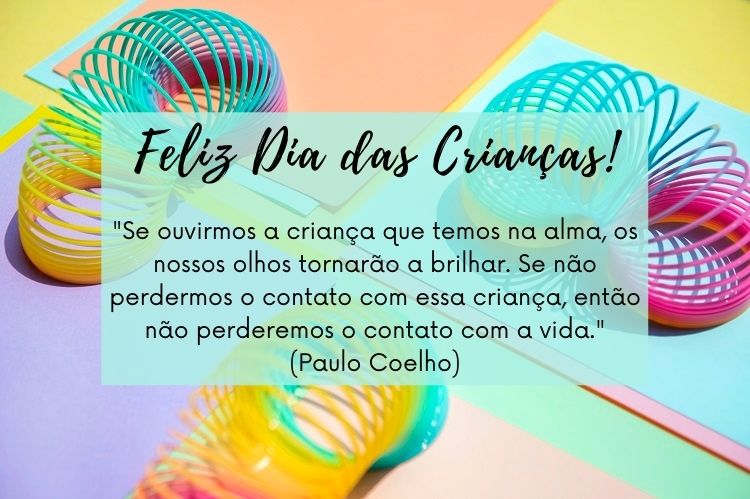 Foto de brinquedos mola coloridos e frase "Se ouvirmos a criança que temos na alma, os nossos olhos tornarão a brilhar. Se não perdermos o contato com essa criança, então não perderemos o contato com a vida." (Paulo Coelho)"