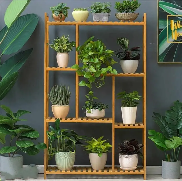 Prateleira de pallet com plantas