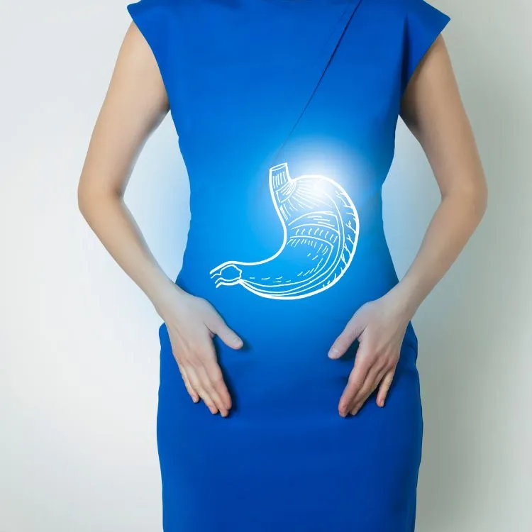 mulher com vestido azul e estômago desenhado em branco na frente