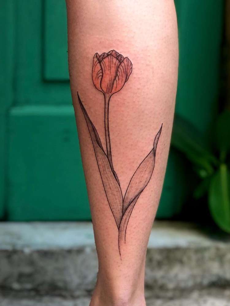 Mulher exibe tatuagem de flor
