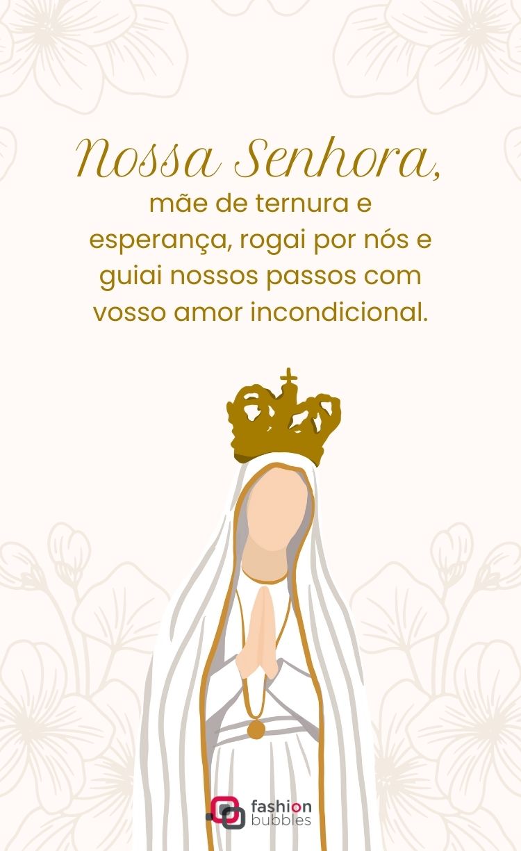Ilustração de Nossa Senhora de Fátima, com véu e manto brancos e faixa dourada. Ela usa uma coroa dourada e tem as mãos em oração. O fundo bege é decorado com um padrão floral e a frase "Nossa Senhora..." em dourado.