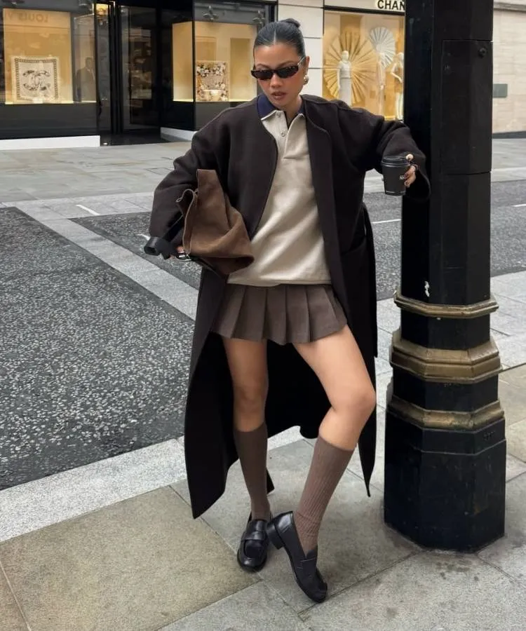 Mulher usando mocassim, uma das tendências de sapatos para o inverno 2026