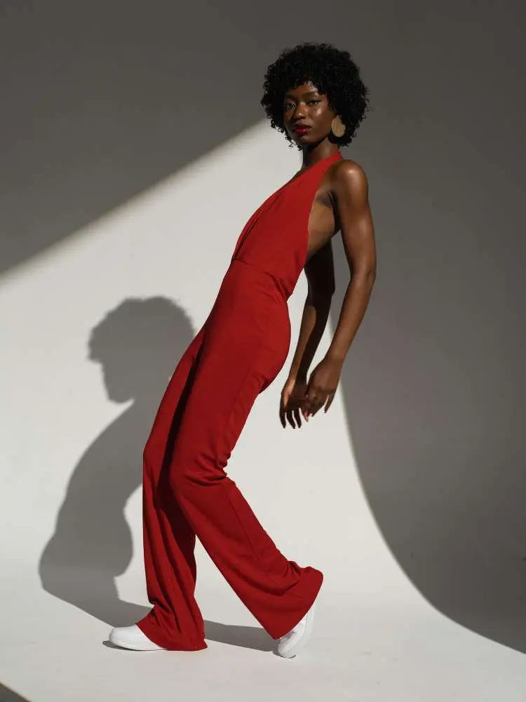 Mulher de macacão como sugestão de roupa vermelha para Natal