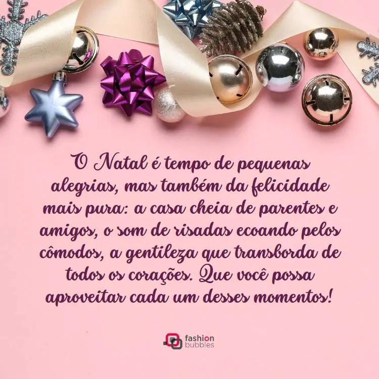 cartão virtual com fundo rosa, enfeites de Natal e mensagem "O Natal é tempo de pequenas alegrias, mas também da felicidade mais pura: a casa cheia de parentes e amigos, o som de risadas ecoando pelos cômodos, a gentileza que transborda de todos os corações. Que você possa aproveitar cada um desses momentos!"
