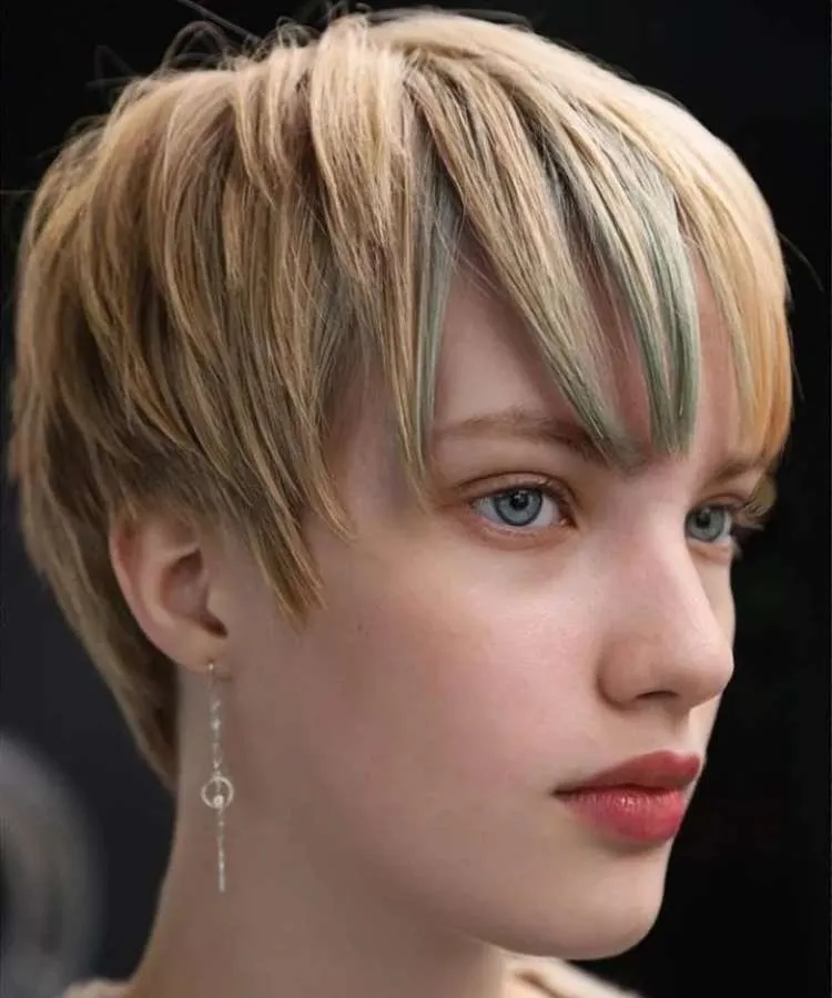 Mulher com cabelo loiro bem curto, repicado e com pontas esverdeadas