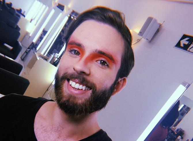 Homem de pele clara com sombra laranja esfumada