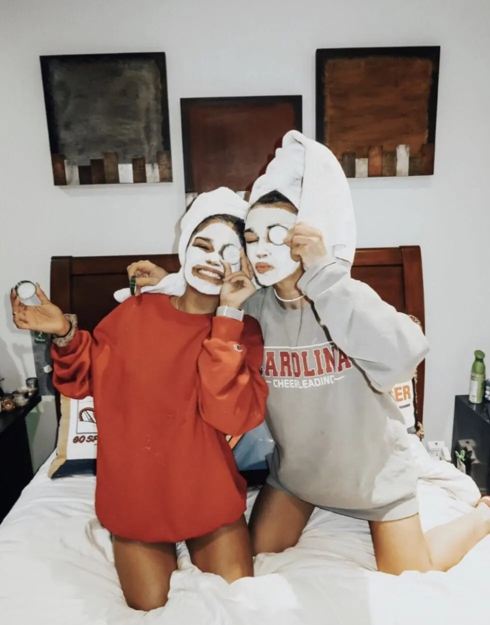 Foto tumblr de amiga fazendo skincare