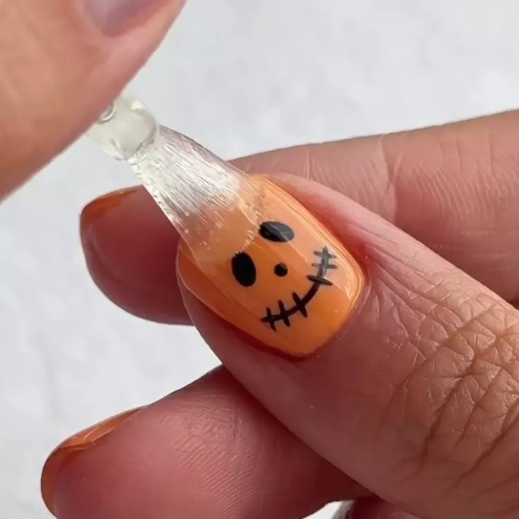 6º passo unha decorada para Halloween carinha de abóbora: passar o extra-brilho