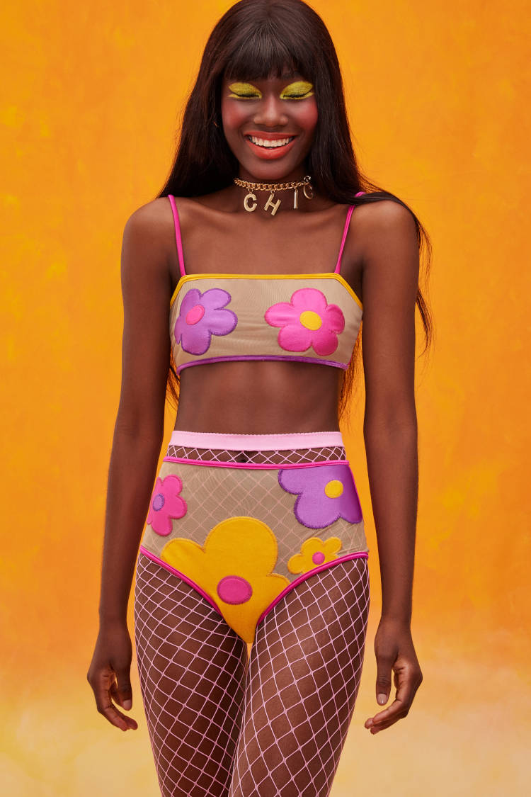 Conjunto de biquini florido como Fantasia de Carnaval.