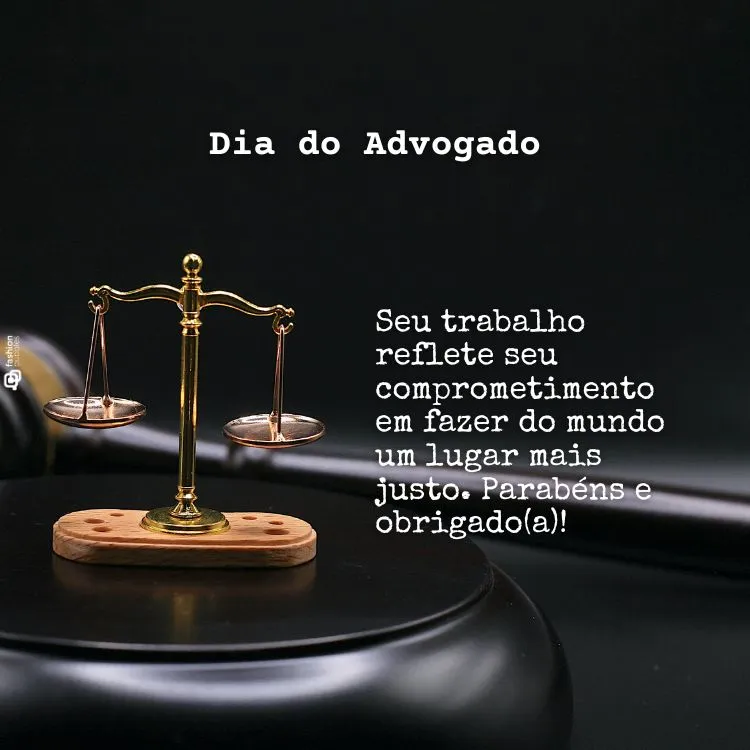Mensagem para parabenizar profissional da advocacia escrita em foto de balança e martelo em fundo preto