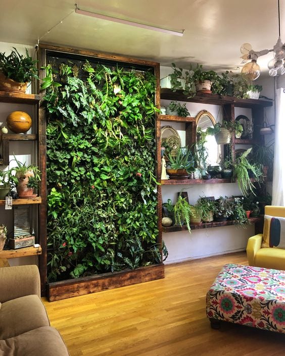 Sala com jardim vertical