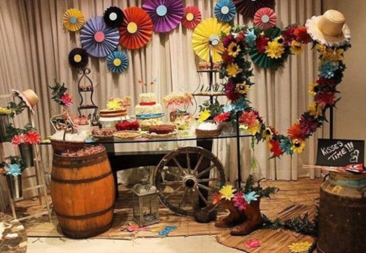 A imagem representa decoração em formato de coração para festa de aniversário tema junino