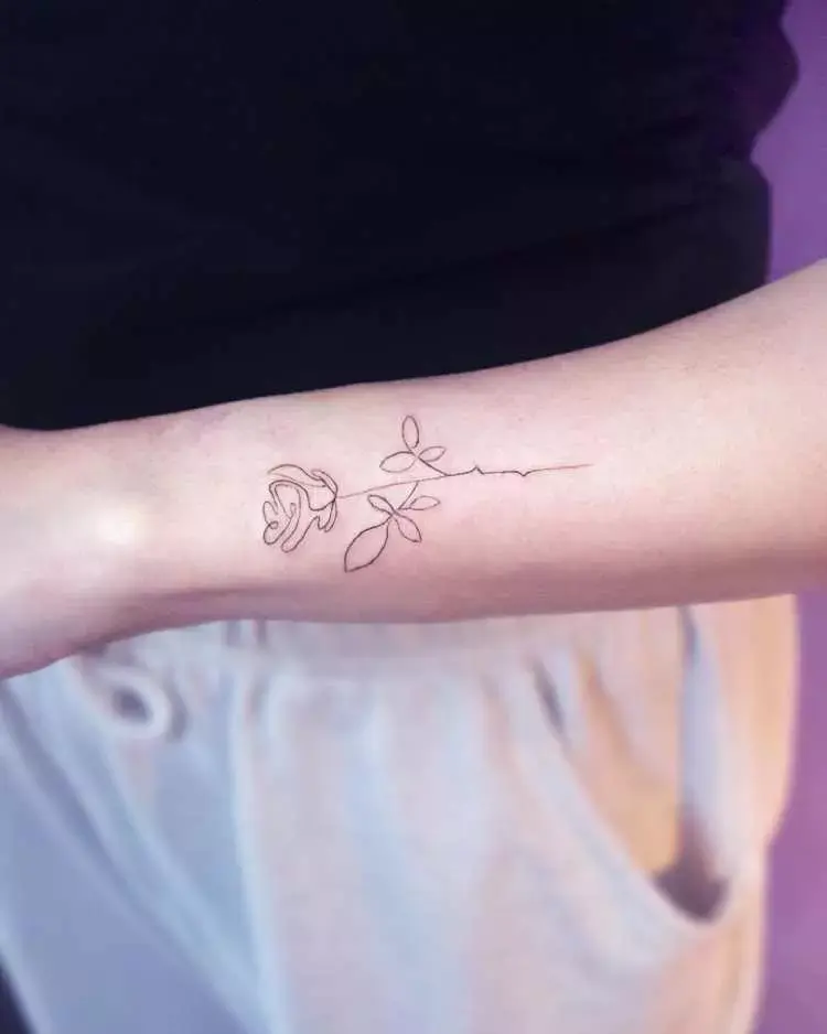 tatuagem de rosa em linha única na lateral do pulso