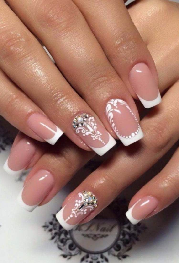 Unhas quadradas com francesinha, desenhos brancos e pedraria 