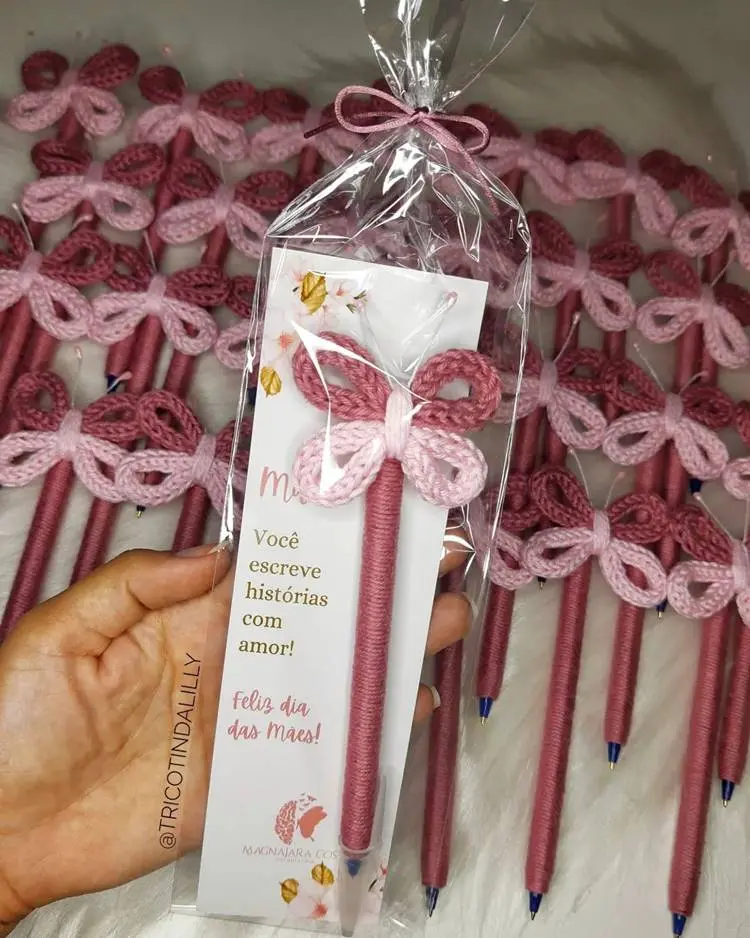 Canetas decoradas com borboletas de crochê