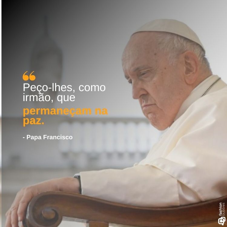 O Papa Francisco está sentado, vestindo suas vestes brancas tradicionais, com expressão reflexiva. Ao lado, a frase em destaque: “Peço-lhes, como irmão, que permaneçam na paz.”, escrita em branco e laranja, acompanhada de crédito ao autor.