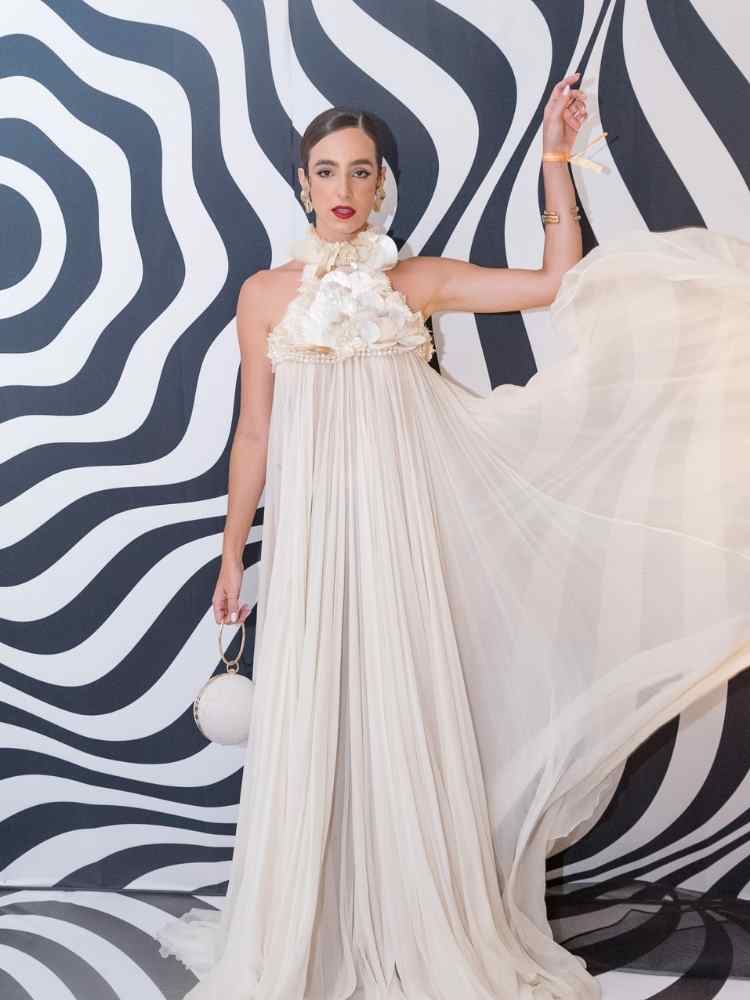 Julia Nolasco no Baile do Copa 2023: look vestido claro solto.