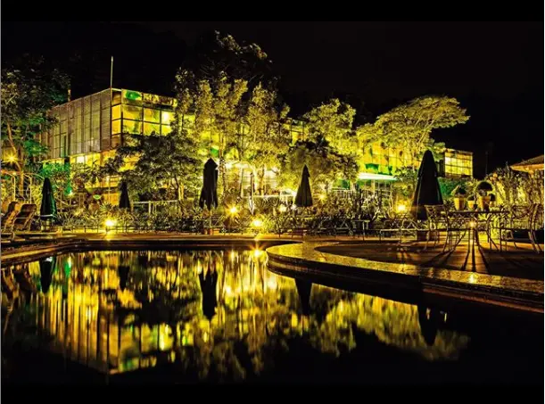 Área externa iluminada. Unique Garden - Restaurantes icônicos em SP