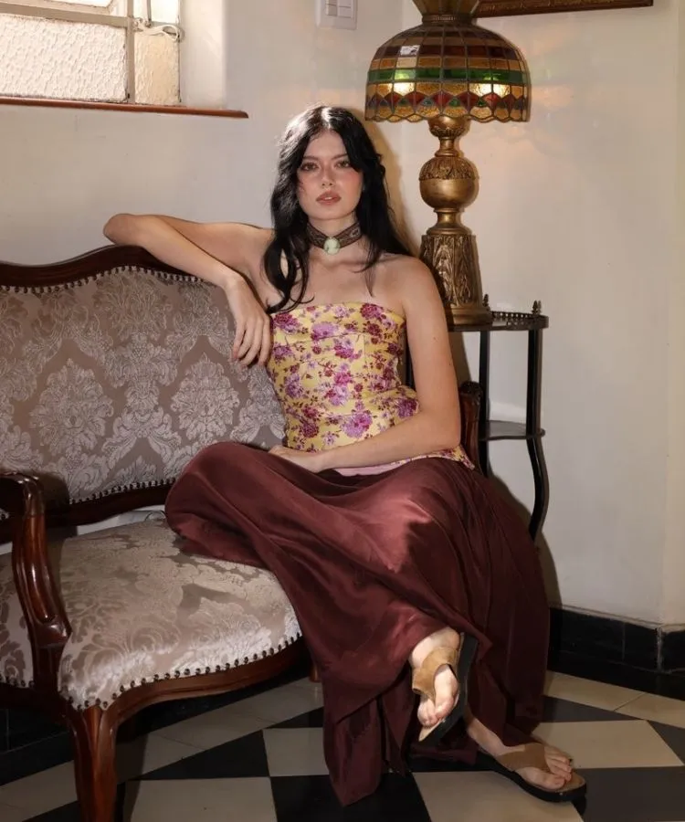 Modelo usando peças da parceria Le Shay e Allmost Vintage, uma das collabs de setembro de 2026