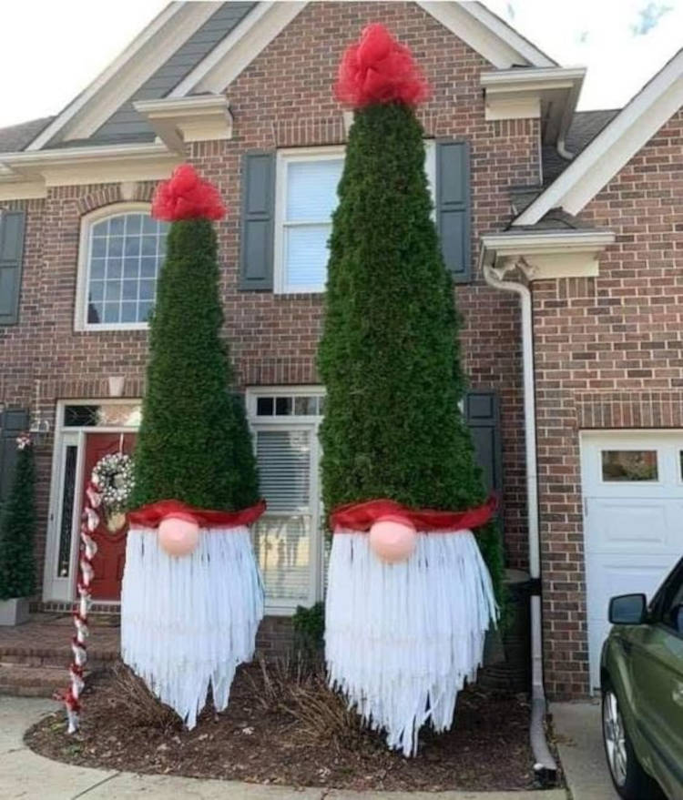Decoração de natal para jardim com rosto do papai noel.