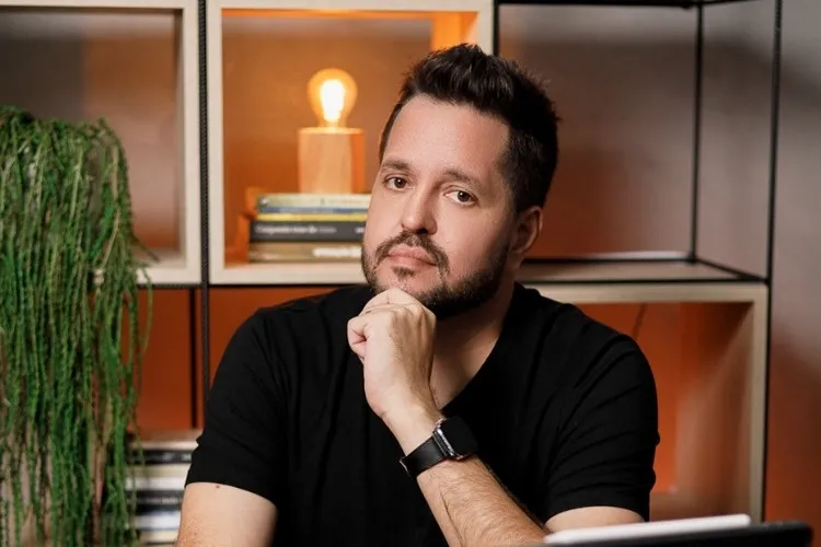 Foto do empreendedor Lucas Montanini em seu escritório