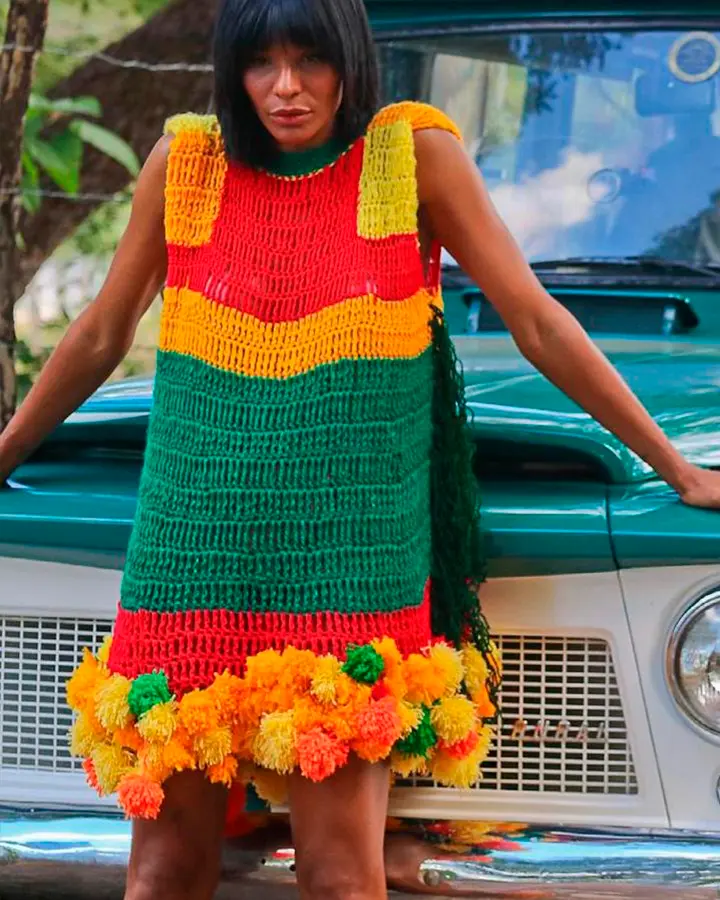 A modelo Suyane Moreira com um vestido cortina colorido.