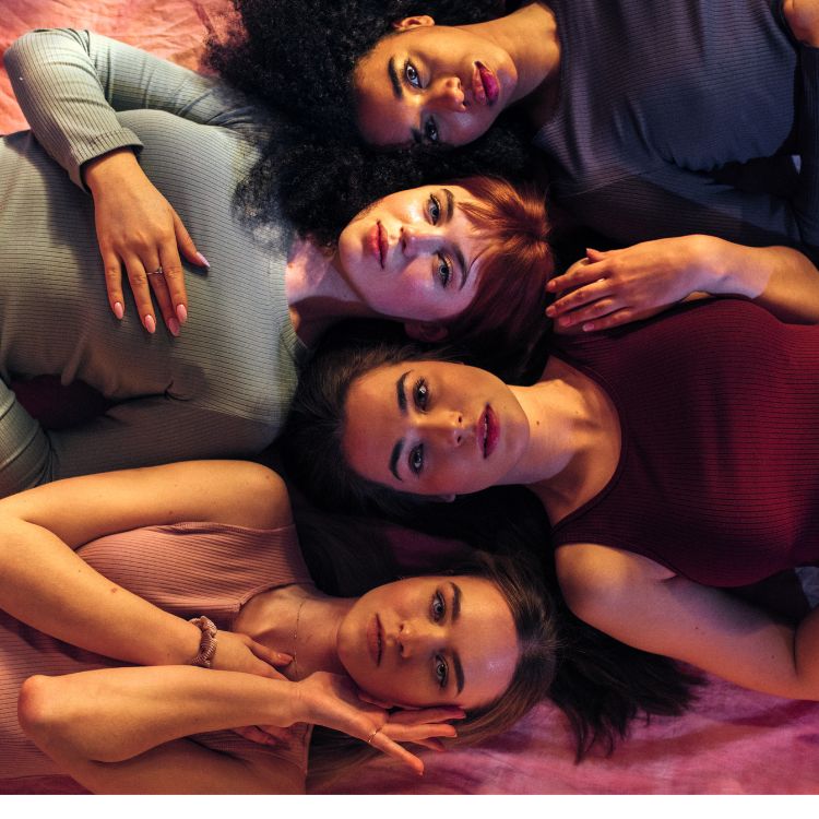 mulheres deitadas olhando para foto