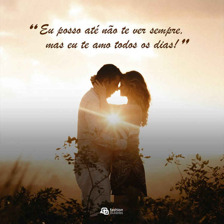 foto de casal apaixonado no pôr do sol
