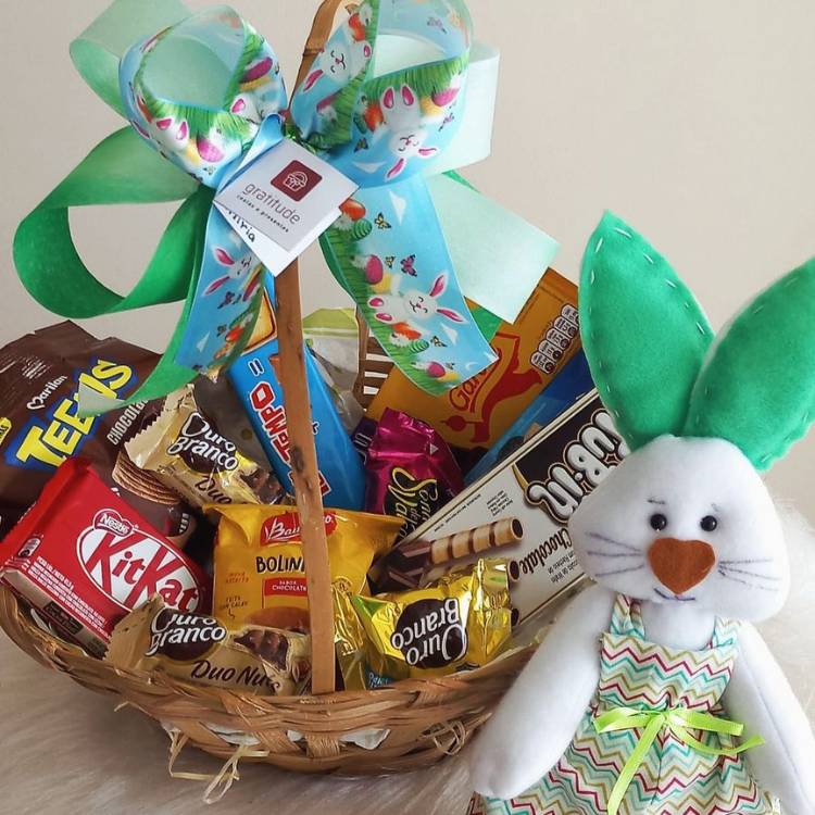 Cesta de Páscoa com doces, grande lço e pelúcia de coelho