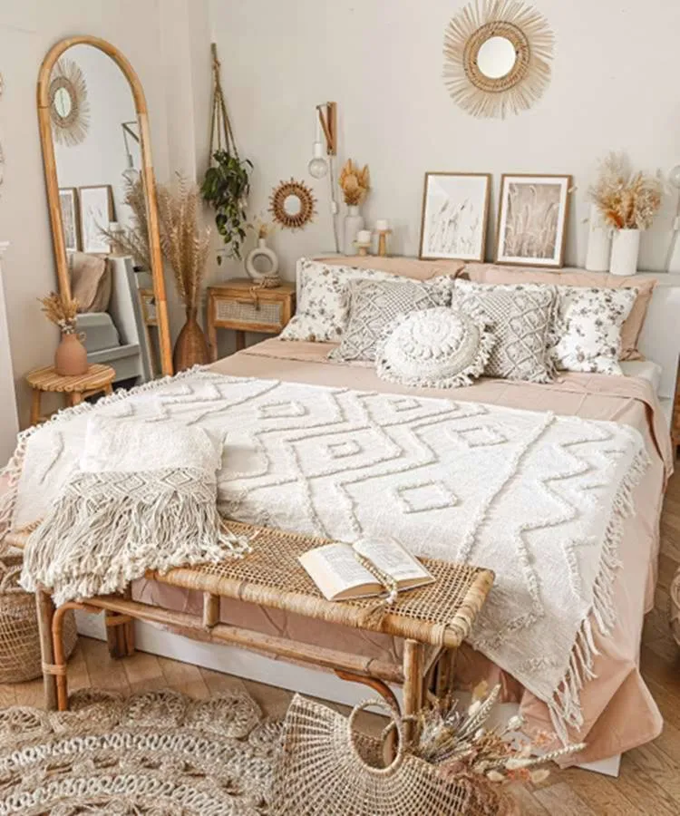Quarto de casal com espelho oval na parede + 2 pequenos redondos com moldura de sol de plaha. Cores predominantes: off-white, madeira e branco
