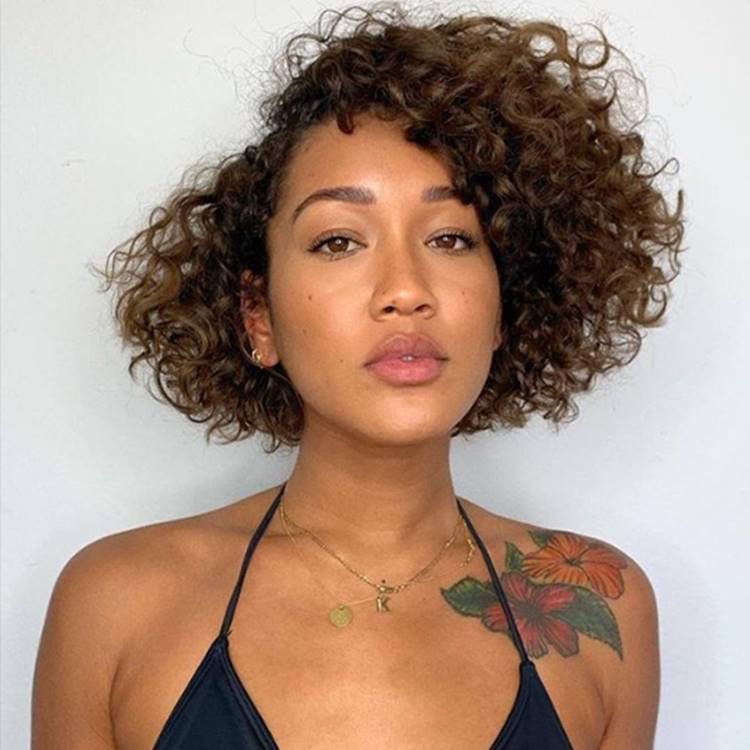 Corte bob cut mulher com cabelo castanho cacheado