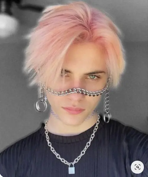 E-boy com cabelos coloridos e correntes pelo rosto O que é um e-boy