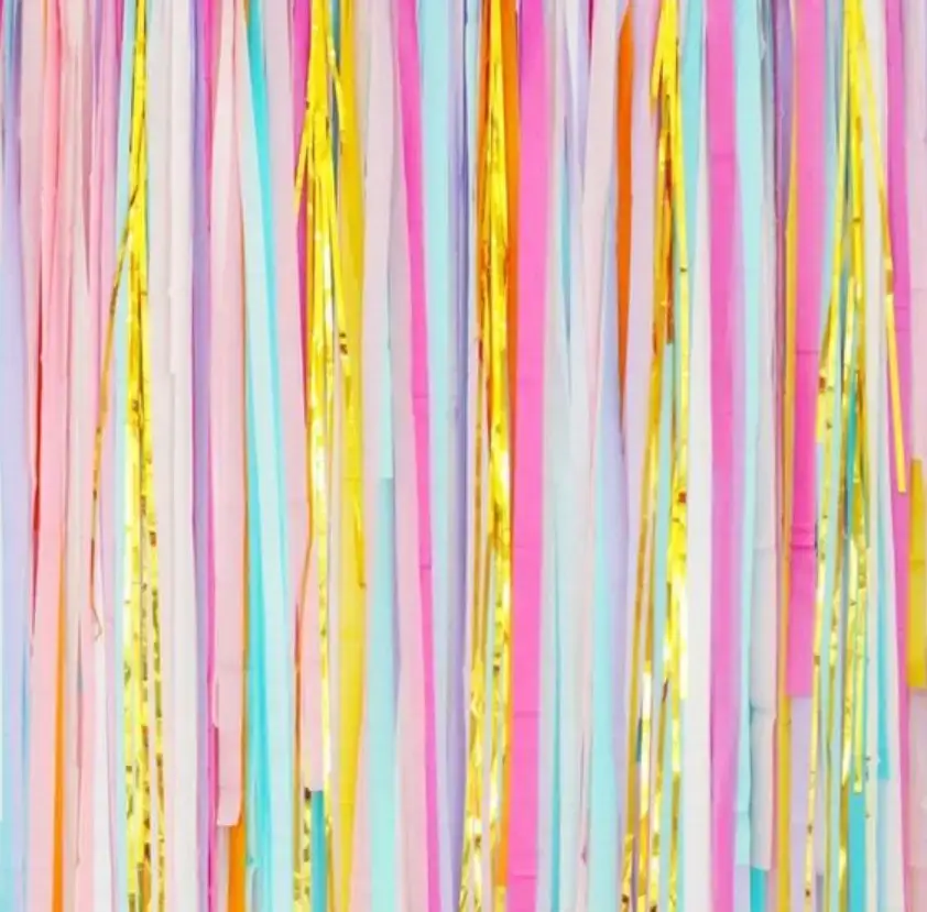 Fitas de papel candy color e dourada pendurada na parede