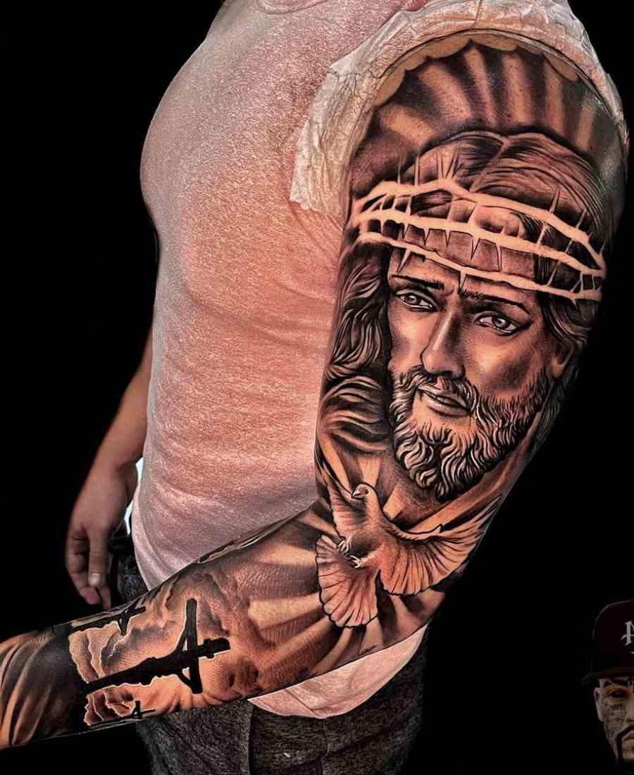 Foto de tatuagem religiosa realista com rosto de Jesus Cristo.