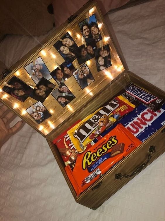 Caixa com doces decorada com fotos de casal e pisca-pisca DIY de Dia dos Namorados