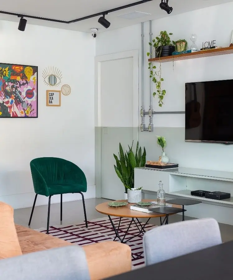 Foto de sala de estar decorada com meia parede pintada de verde claro