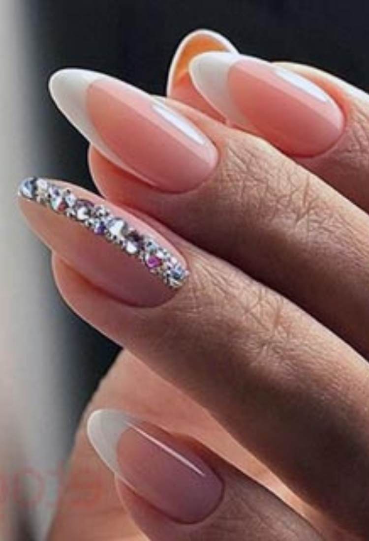 Unhas almond nudes com pedrarias e francesinha